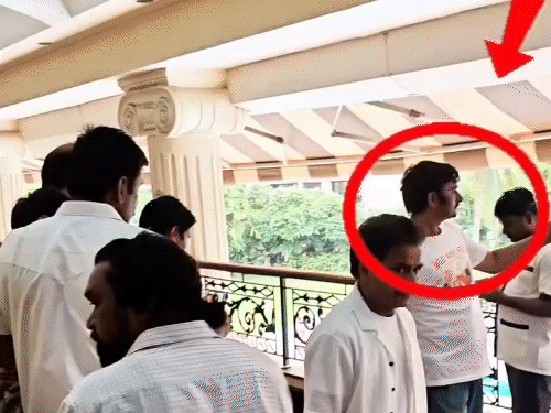 राजपाल यादव के साथ सेल्फी लेने की कोशिश करता शख्स।