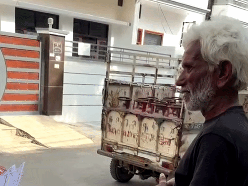 उपभोक्ता को नई गैस पाइप खरीदने के बाद ही सिलेंडर देने की बात कहता कर्मचारी।
