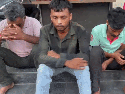 राजनांदगांव जिले में नकली स्टीकर, ढक्कन और अधजले सबूत बरामद।
