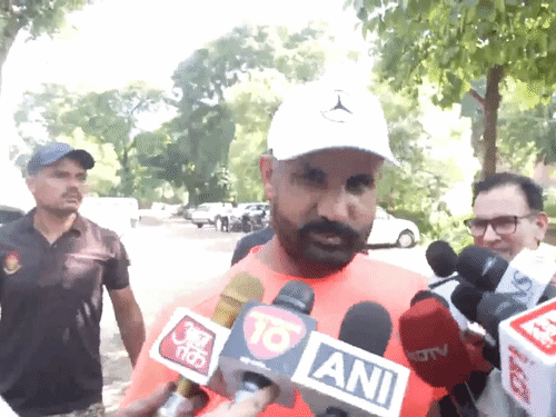 चंडीगढ़ में मीडिया से बात करते अमरिंदर सिंह राजा वड़िंग।