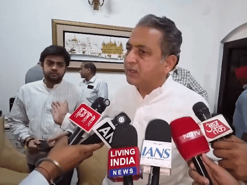 नया अध्यक्ष बनाने की चर्चा के बीच मीडिया से बात करते विजयइंदर सिंगला।
