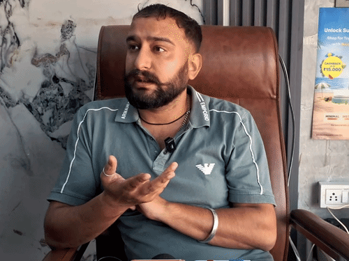 घटना की जानकारी देते SG Electronic के मालिक अंकित।
