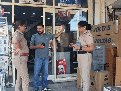 घटनास्थल पर पहुंचकर जांच करती पुलिस।