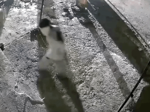 CCTV में मुंह बांधे कैद हुए संदिग्ध युवक।