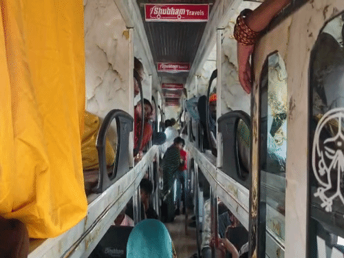 चेकिंग के दौरान बस में सवार यात्री।