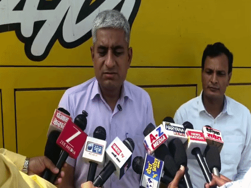 RTA अधिकारी सुशील कुमार मामले की जानकारी देते हुए।