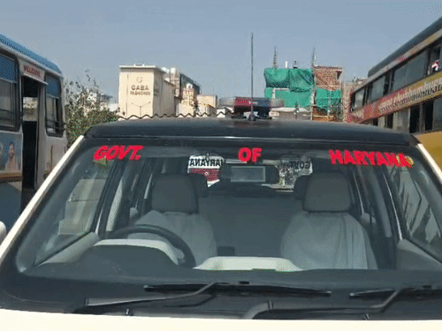 चेकिंग के दौरान मौके पर खड़ा RTA विभाग का वाहन।