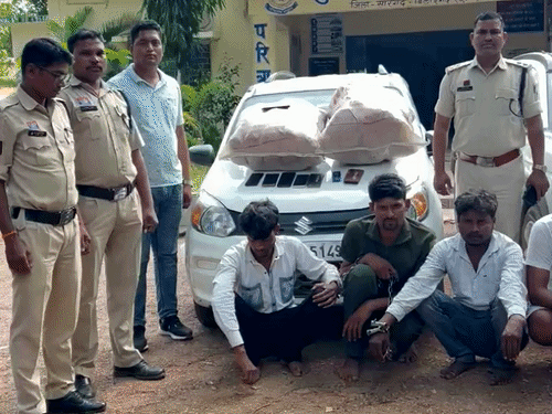 भटगांव में भागती कारों की घेराबंदी कर 63.35 किलो गांजा