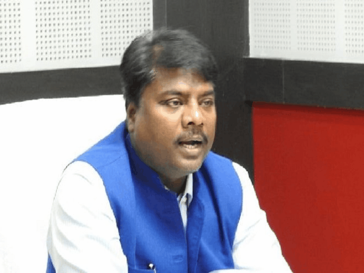 पूर्व सीएम भूपेश बघेल ने मंत्री केदार कश्यप को घेरा।