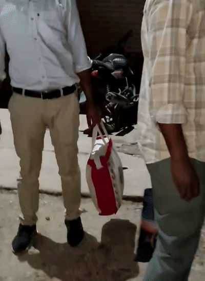 झोला में जब्त कैश को ले जाते हुए टीम।