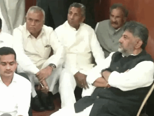 सीएम शिवकुमार और कई मंत्री गुरुवार को चुनाव आयोग के ऑफिस पर धरने पर बैठे। - Dainik Bhaskar