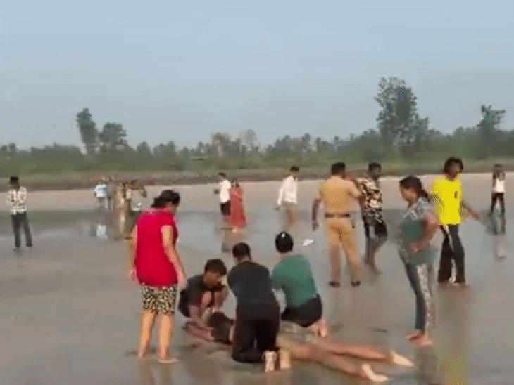 पानी से बाहर निकालने के बाद स्टूडेंट्स को स्थानीय लोग भी CPR देते दिखाई दिए।