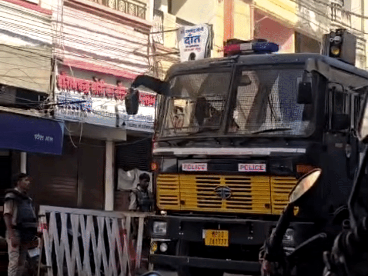 एहतियात के तौर पर इलाके में पुलिस बल तैनात किया गया है।