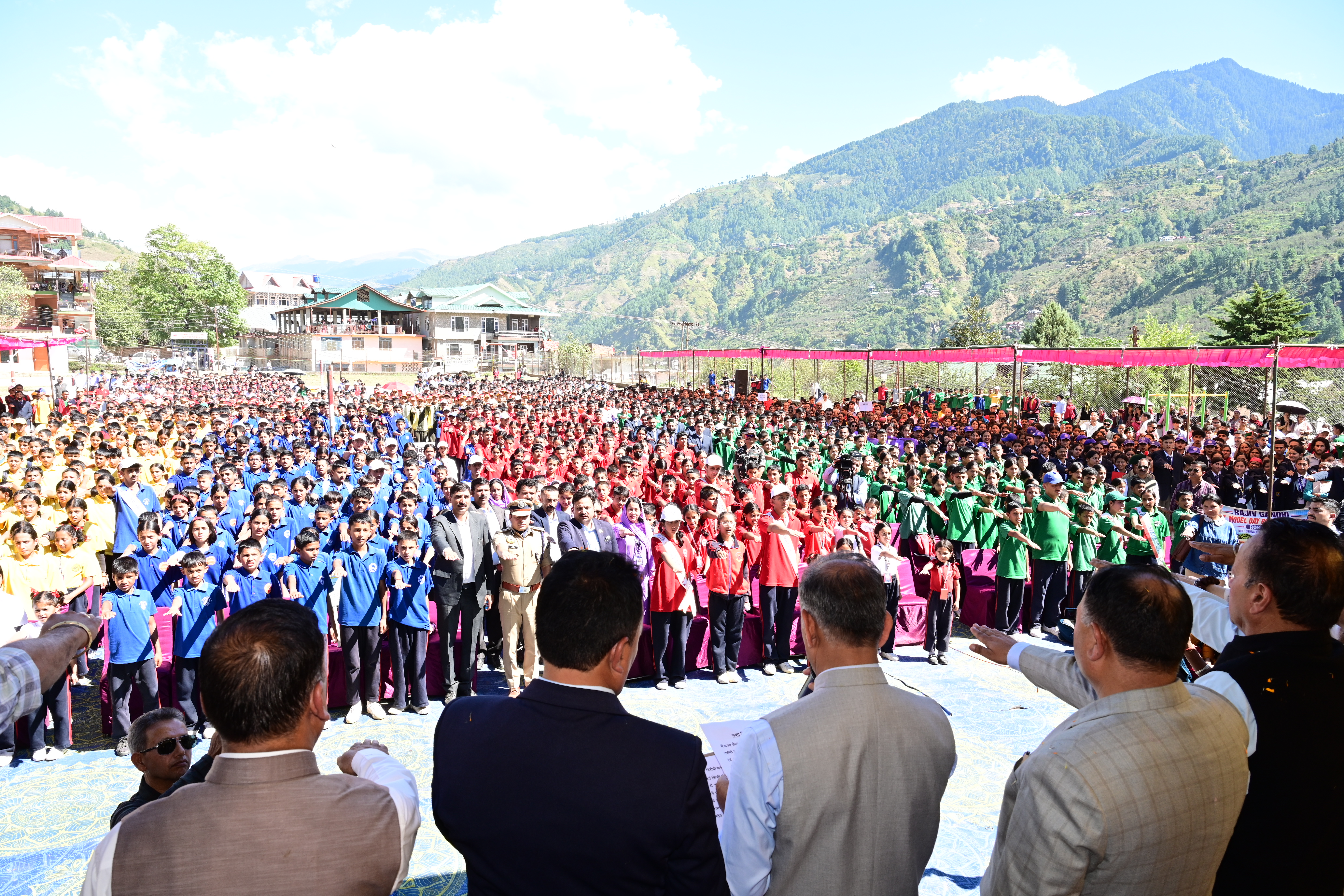 एंटी चिट्टा रैली के दौरान बच्चों को नशा न करने की शपथ दिलाते हुए मुख्यमंत्री।