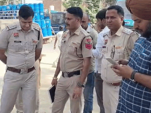 शेतकऱ्यांशी चर्चा करताना पोलीस आणि शहर एसएचओ.