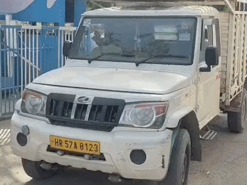 बैठकीनंतर रिकामी गाडी प्लांटमधून बाहेर जाऊ देताना शेतकरी.