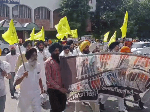 रोष मार्च निकालती सिख संगत।