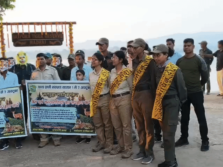 मढ़ई गेट पर सतपुड़ा साथी की ग्रामीण बेटियों ने फीता काटकर गेट खोला।