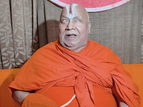 जगद्गुरू पर आरोप है कि उन्होंने ब्राह्मण समाज की उपजातियों पर टिप्पणी की।