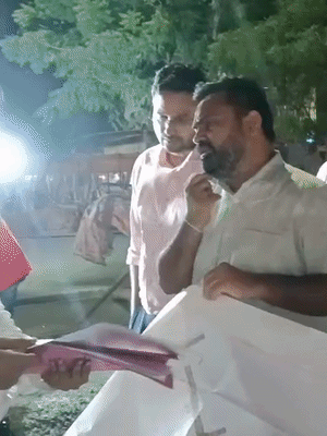 देर रात काम कर रहे अधिकारियों से कार्य प्रगति की जानकारी ली।