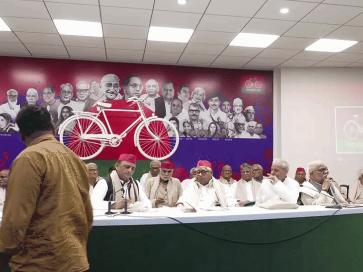 एका पत्रकाराने अखिलेश यांना विचारले- तुम्ही पंतप्रधान कधी होणार? यावर त्यांनी सांगितले- आम्हाला उत्तर प्रदेशपर्यंतच राहू द्या, पुढे पाठवू नका.