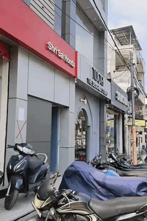 नगर निगम की ओर से दुकानों और मकानों पर चस्पा किए गए बेदखली के नोटिस, तय समय में खुद न हटाने पर चलेगा पीला पंजा।