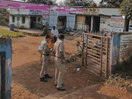 ये तस्वीर उपचुनाव की है। पुलिस तैनात।