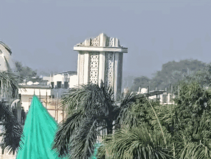 हिस्सा गिरने के बाद मीनार की तस्वीर ।