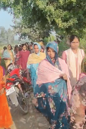 वारदात का पता चलते ही मंदिर के आसपास भारी भीड़ जमा हो गई।