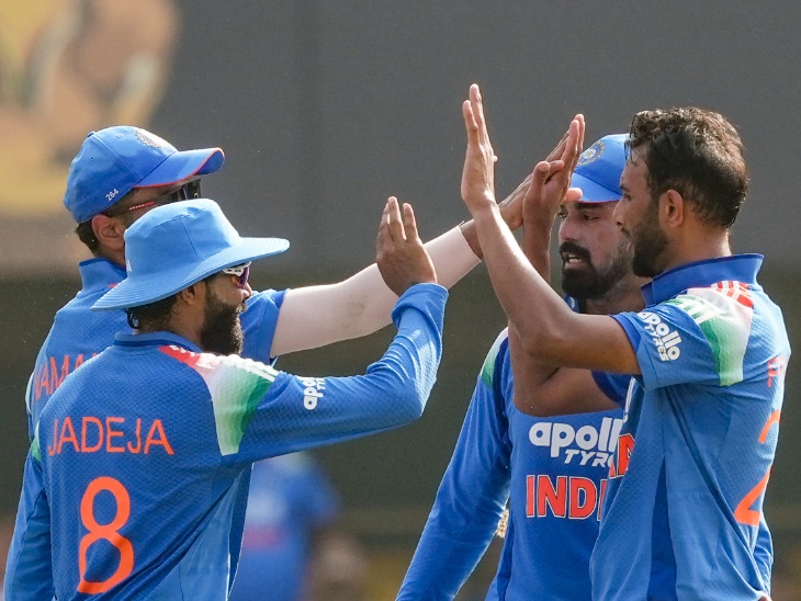 30 सितंबर को वेस्टइंडीज के खिलाफ केटी कर्सी का विकेट सेलिब्रेट करते प्रसिद्ध कृष्णा और साथी खिलाड़ी। - Dainik Bhaskar