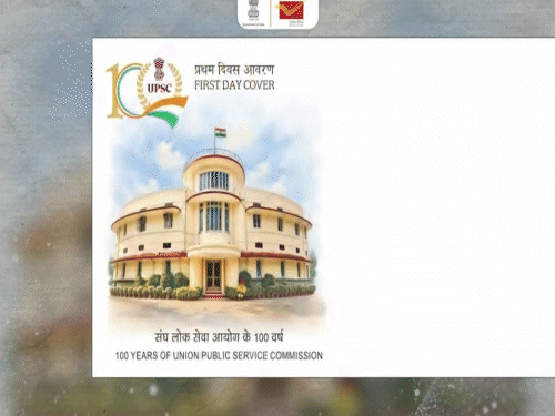 टपाल तिकिटावर संघ लोकसेवा आयोगाची १०० वर्षे असे लिहिले आहे.