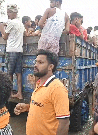 घर छोड़कर ट्रैक्टर पर सवार होकर सुरक्षित जगह जाते लोग।