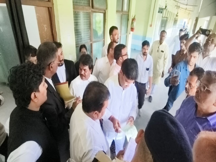 कोर्ट की प्रक्रिया पूरी करते कांग्रेस नेता।