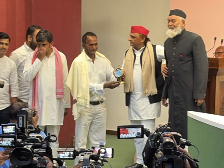 सपा प्रमुखांनी तांदळाच्या छोट्या दाण्यावर विधानसभेचे चित्र कोरणाऱ्या मो. नसीम यांचा सत्कार केला.