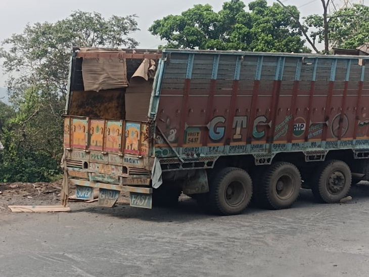 सूरजपुर में यूपी जाते समय पलट गया ट्रक।