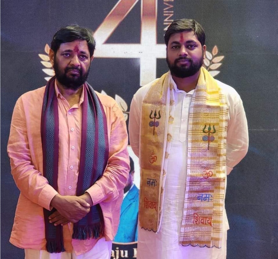 विकास किशोर (पटका पहने हुए) भाजपा के पूर्व सांसद कौशल किशोर के बेटे हैं।
