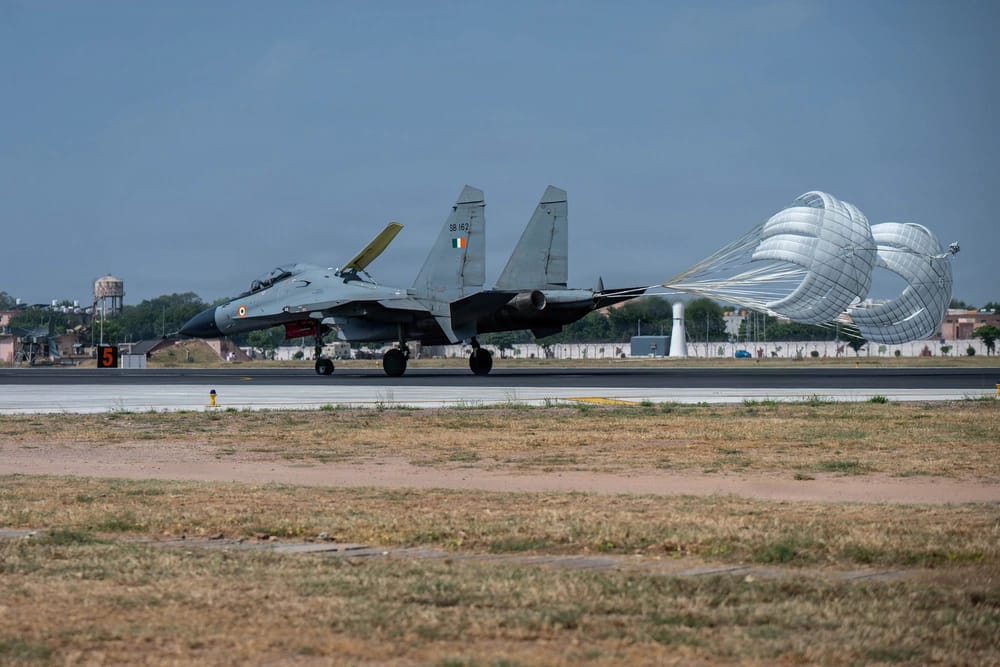 फ्रांस के राफेल, अमेरिका के F-35 और भारतीय वायुसेना के सुखोई-30 MKI व तेजस ने एक साथ फॉर्मेशन में उड़ान भरी।
