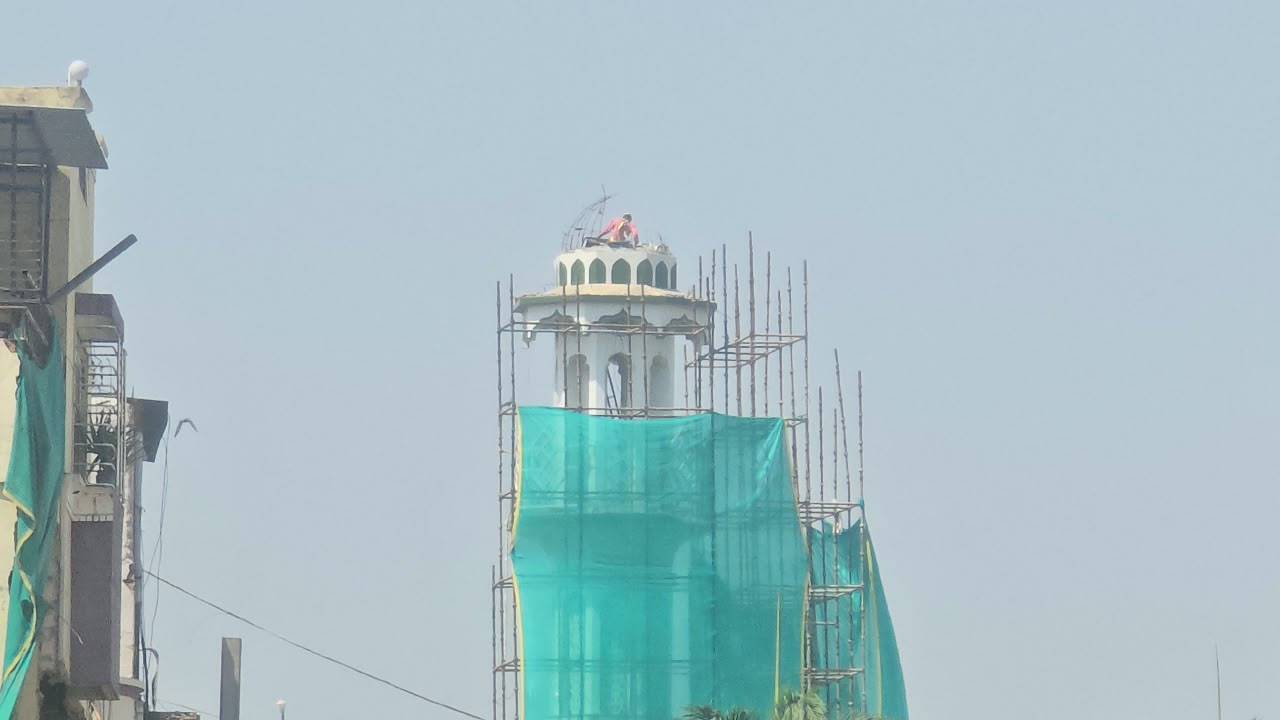 मुस्लिम समुदाय के साथ बनी सहमति के बाद मस्जिद का हिस्सा तोड़ा जा रहा है।