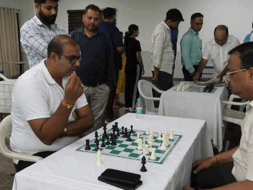 शतरंज में हाथ आजमाते पीवीवीएनएल के अधिकारी।