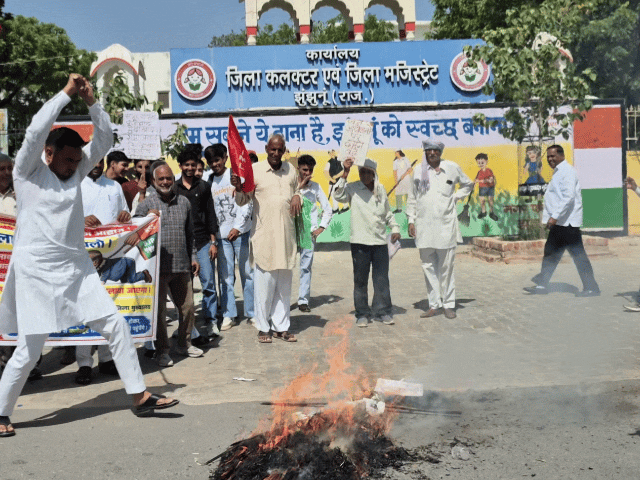कार्यकर्ताओं ने मुख्य चुनाव आयुक्त का पुतला जलाया।