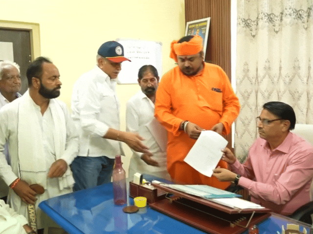 ग्रामीणों ने तहसीलदार को ज्ञापन सौंपकर संबंधित रजिस्ट्री को निरस्त करने, राजस्व रिकॉर्ड की जांच कराने और पूरे मामले में कार्रवाई की मांग की।