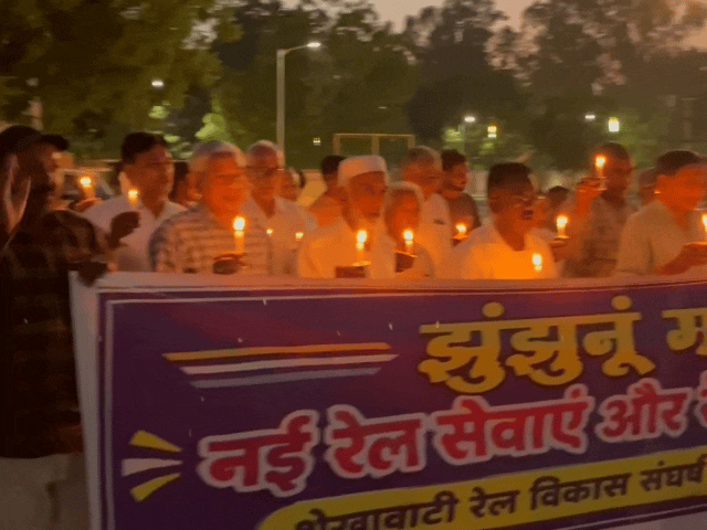 समिति ने शुक्रवार शाम रेलवे स्टेशन पर कैंडल मार्च निकाला।