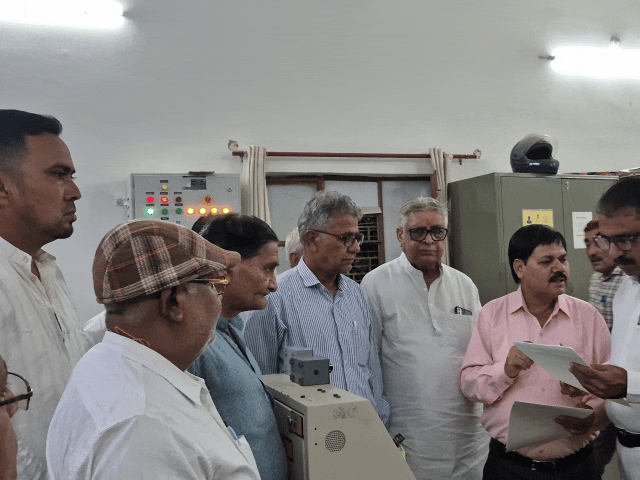 कैंडल मार्च के बाद समिति की ओर से स्टेशन प्रबंधक को रेल मंत्री के नाम मांग पत्र सौंपा गया।