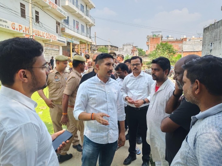 डीएम ने स्थानीय लोगों से बातचीत करके उनकी समस्याएं जानी। प्रशासनिक टीम को ग्राउंड जीरो पर तैनात करने के निर्देश दिए।
