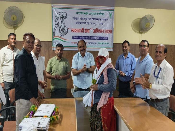 केंद्रीय भेड़ एवं ऊन अनुसंधान संस्थान अविकानगर में राष्ट्रपिता महात्मा गांधी की जयंती पर निदेशक डॉ. अरुण कुमार तोमर ने संस्थान के स्वच्छता कर्मी का सम्मान करते हुए।