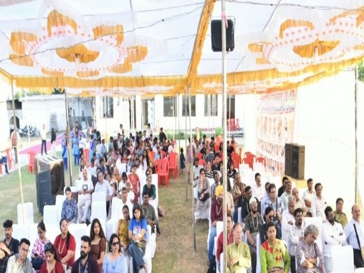 20वें कला पर्व ‘क्रेयान्स’ के शुभारंभ के मौके पर बड़ी संख्या में चित्रकार पहुंचे।