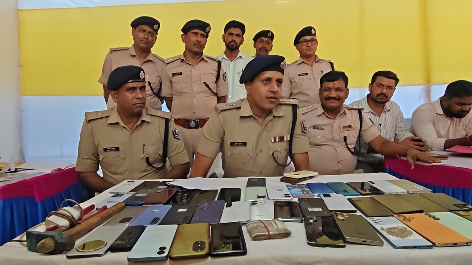 बरामद मोबाइल, कैश के बारे में जानकारी देते एसएसपी सुशील कुमार।