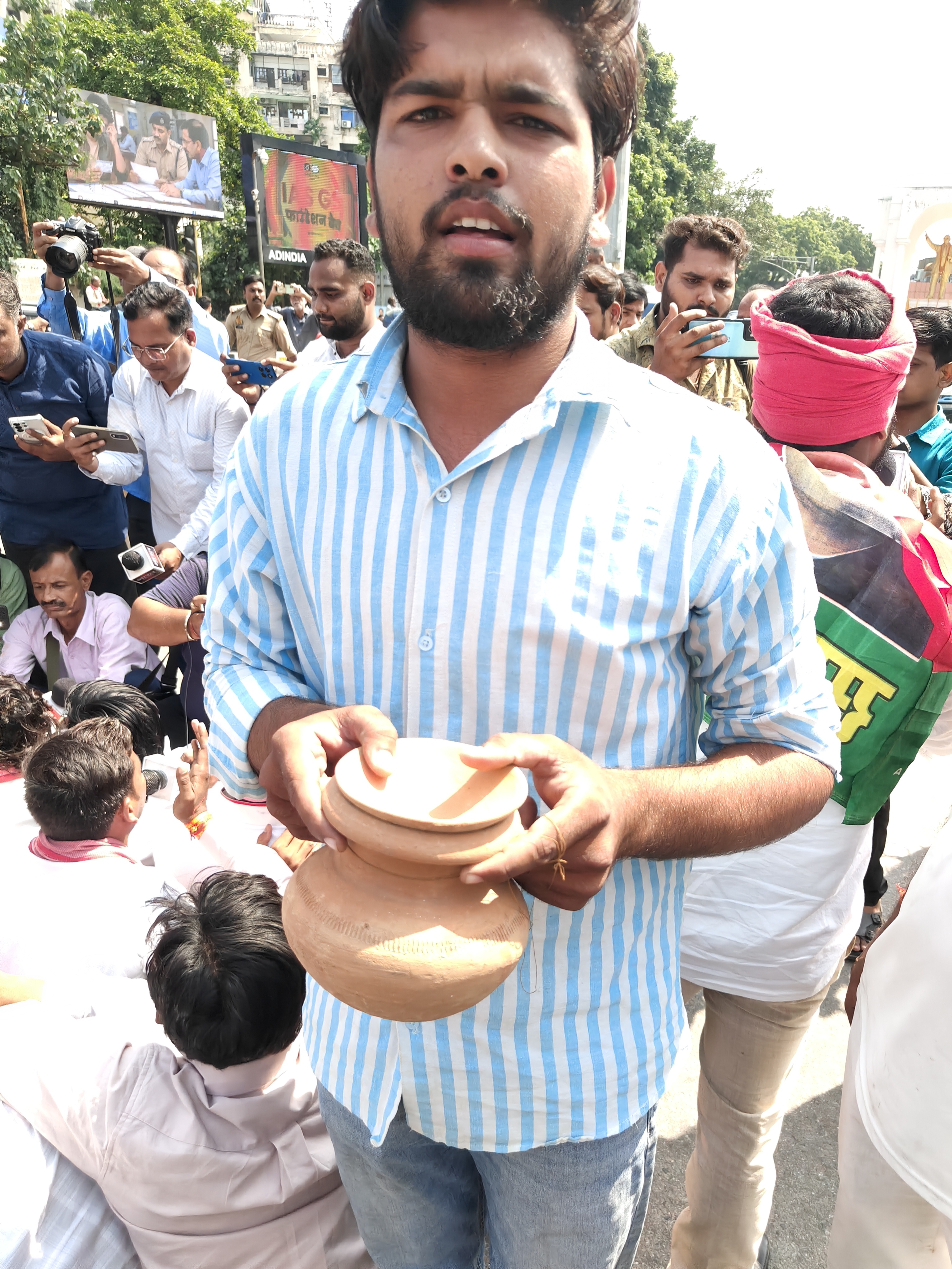 चुनाव आयोग का अस्थि विसर्जन करने निकले।