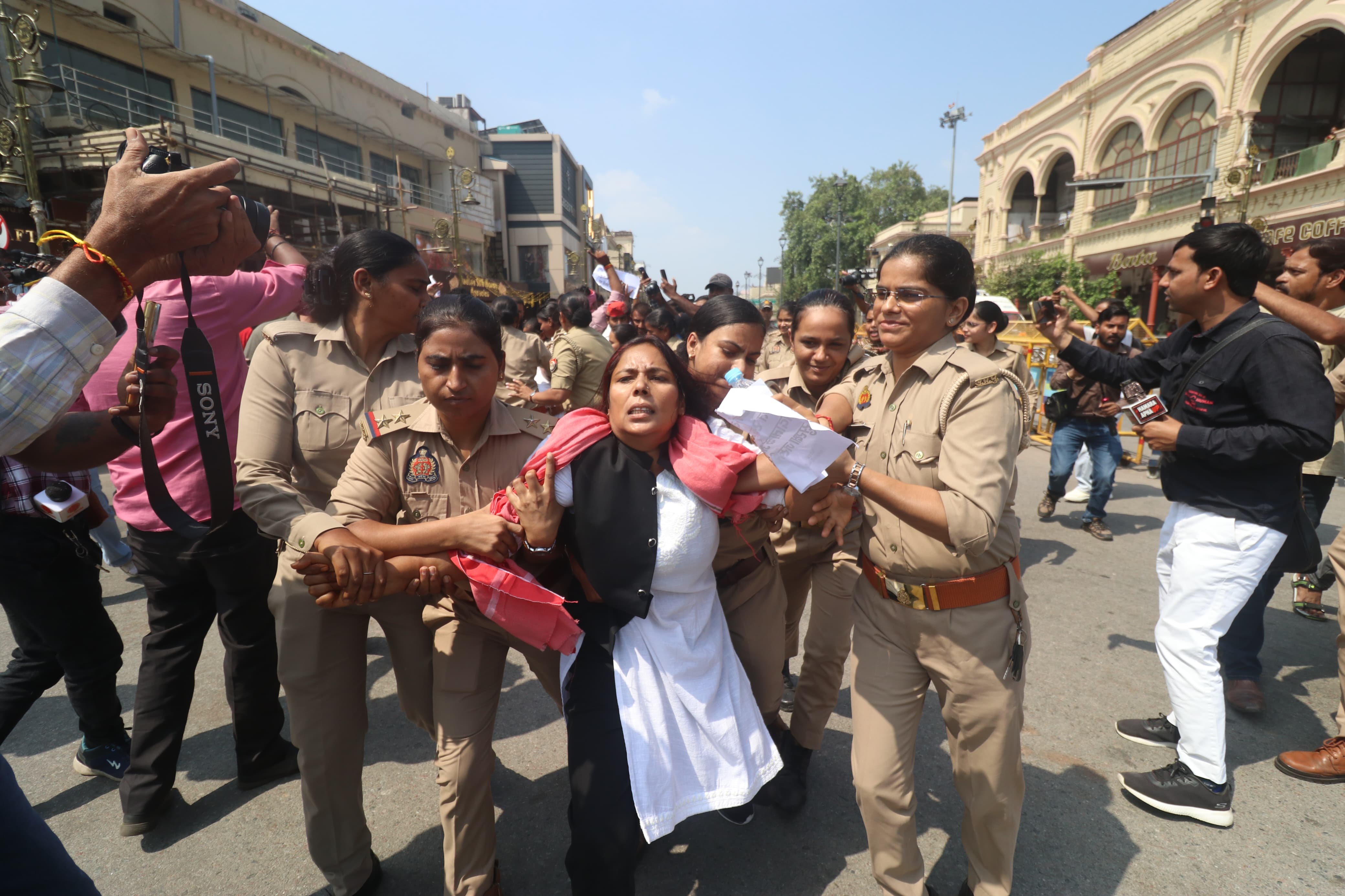 प्रदर्शन में महिलाएं भी शामिल हुई।