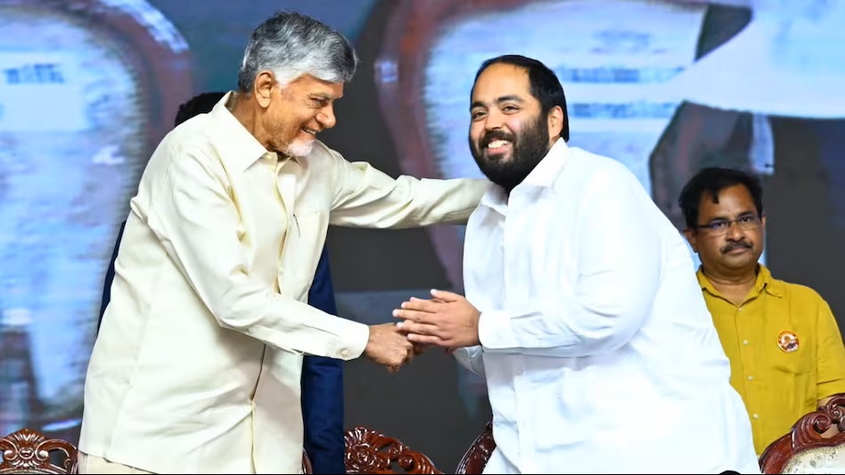 कार्यक्रम के दौरान अनंत अंबानी ने आंध्र प्रदेश के मुख्यमंत्री एन. चंद्रबाबू नायडू से भी मुलाकात की।